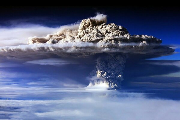 El humo de las cenizas se eleva sobre las nubes