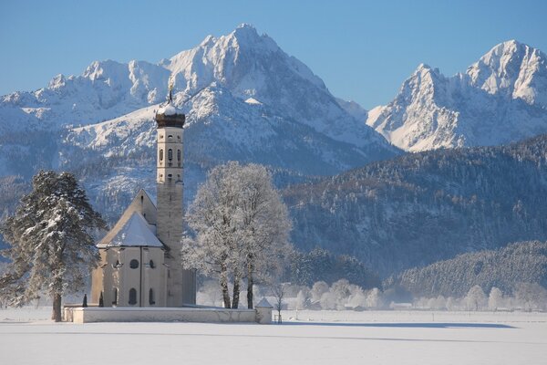 Temple près de la montagne en hiver