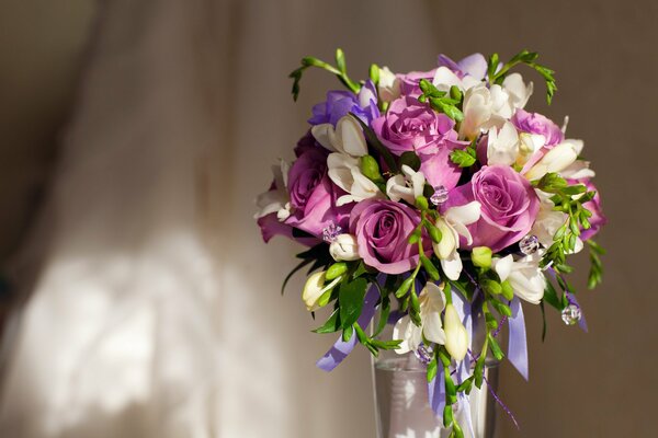 Fleurs violettes, roses et blanches dans un vase
