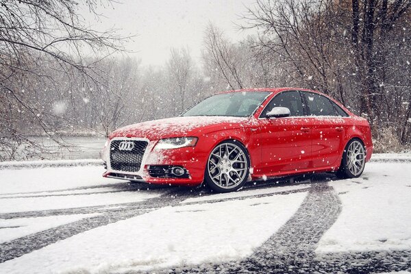 Roter Audi in der Natur im Winter, im Schnee