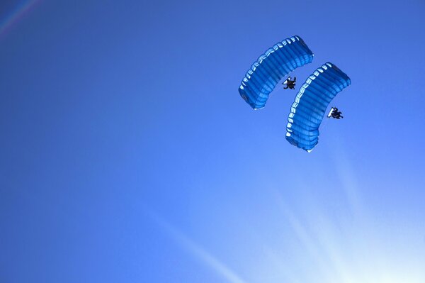Ci sono due paracadutisti nel cielo blu