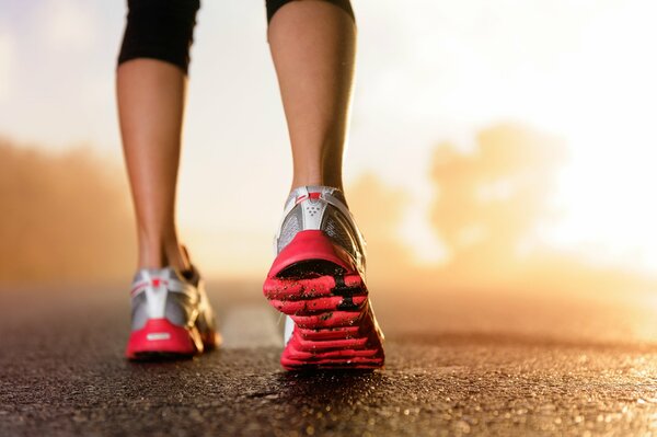 Mujer corriendo al aire libre