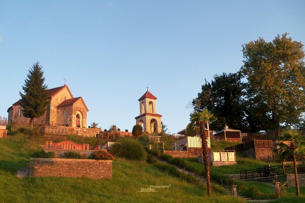 Église d été au coucher du soleil de Géorgie