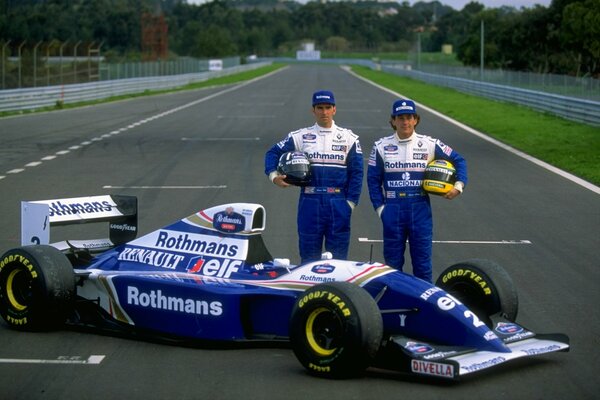 I piloti Damon Hill e Ayrton Senna alla macchina da corsa