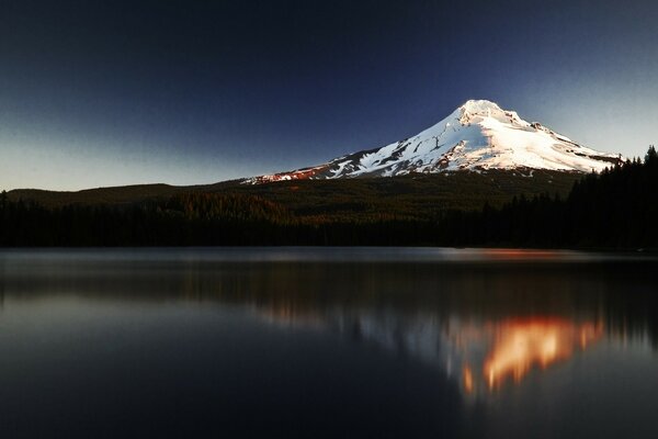 Pico nevado junto al lago