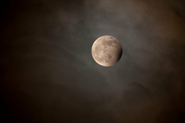 Luna en el fondo del cielo nocturno