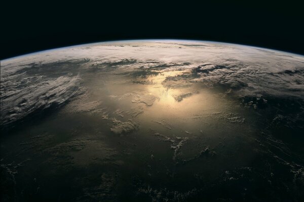 Kosmiczne horyzonty mglistej ziemi