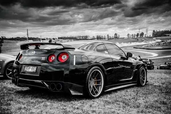 Auto sportiva nera Nissan GTR