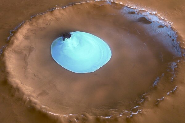 Bellissimo cratere di ghiaccio del pianeta rosso