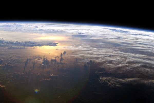 Vue de l atmosphère de la planète avec des nuages et de l eau