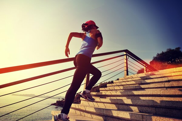 Fille sportive en cours d exécution dans les escaliers