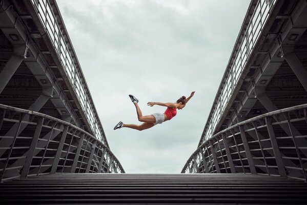 Gymnaste de saut Emily callon sur le pont