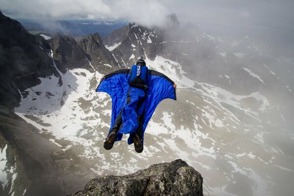 Base jumping salto in montagna sport estremi