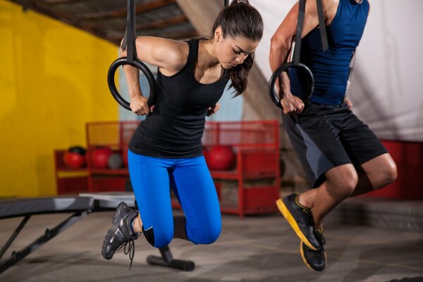 Training on rings in the gym