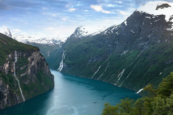 Río de montaña en las montañas noruegas