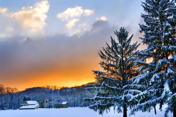 Orange Sonnenuntergang im Winter in den Bergen