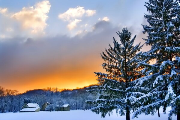 Naranja puesta de sol en invierno en las montañas