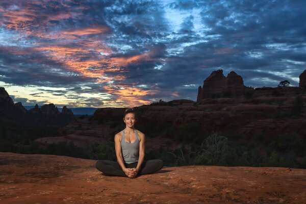 Schönes Mädchen macht Yoga in den Bergen