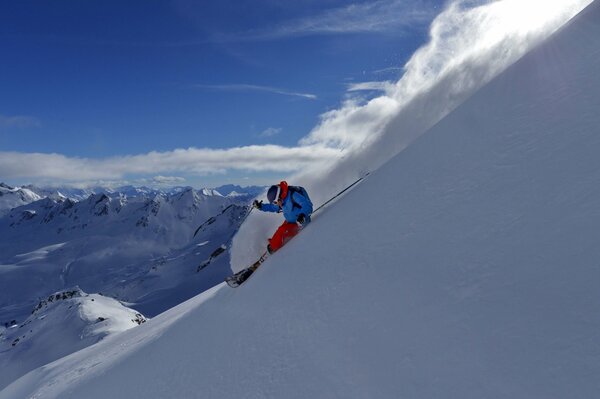 Skieur descendant de la montagne en hiver