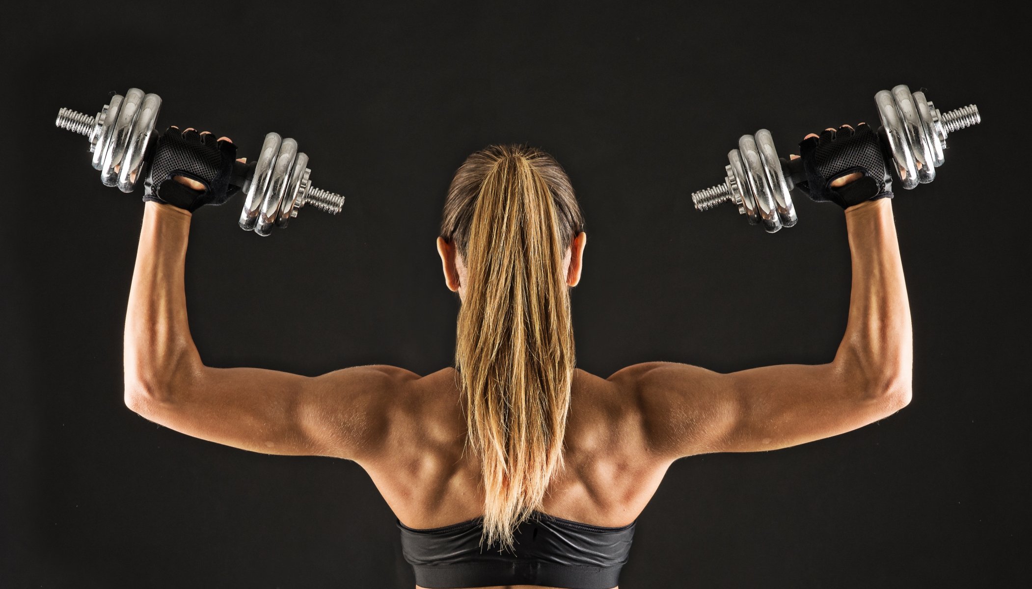 haltères remise en forme sportif dos musclé