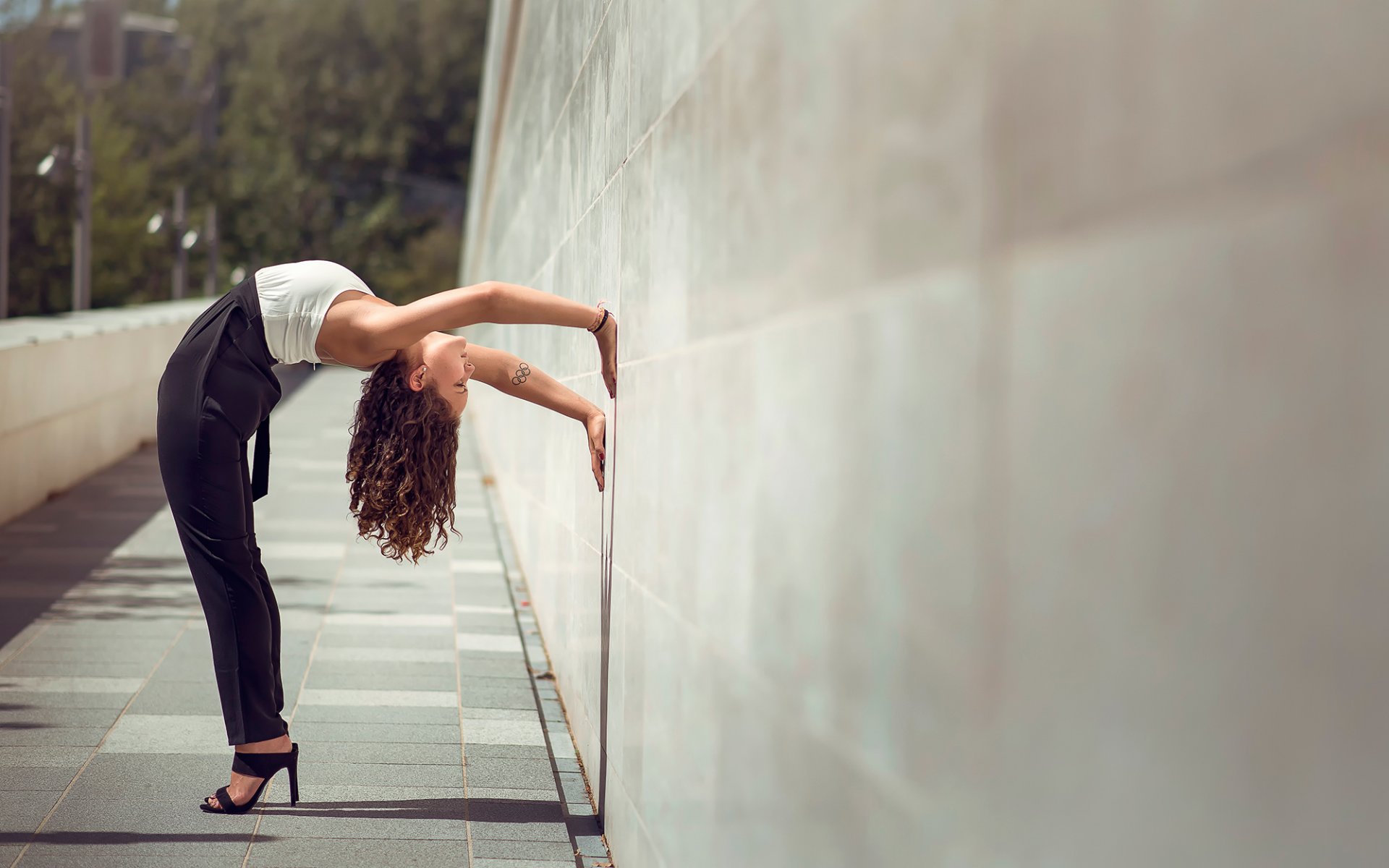 mira boumejmajen fille mur danse grâce