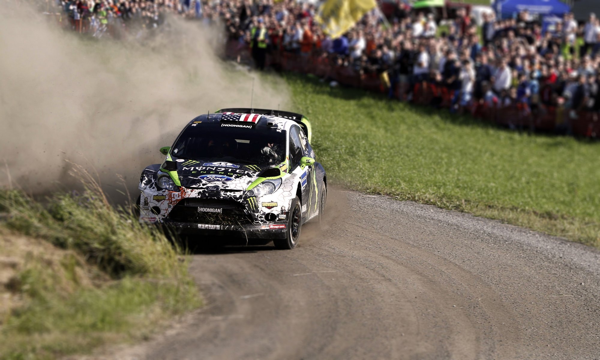 ford fiesta wrc rajd rajd sport wyścig auto przód maska samochód kurz poślizg