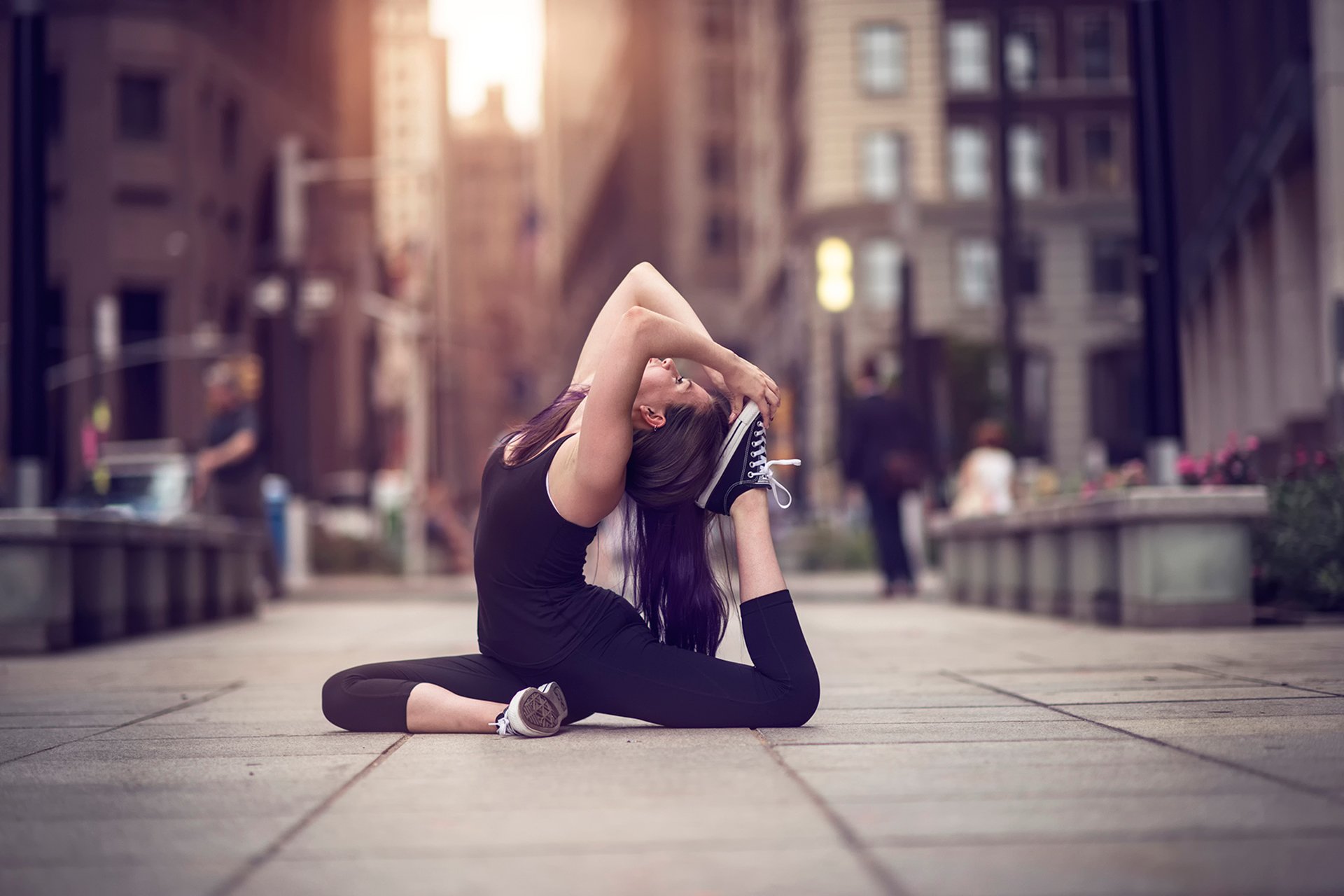 olivia luce naturale ragazza città danza strada yoga