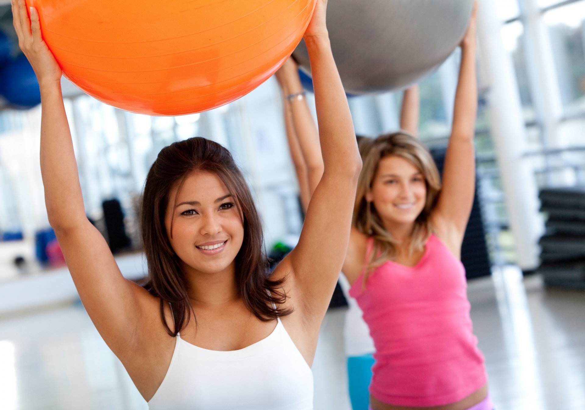 training fitnessstudio ballfrauen gymnastikbälle