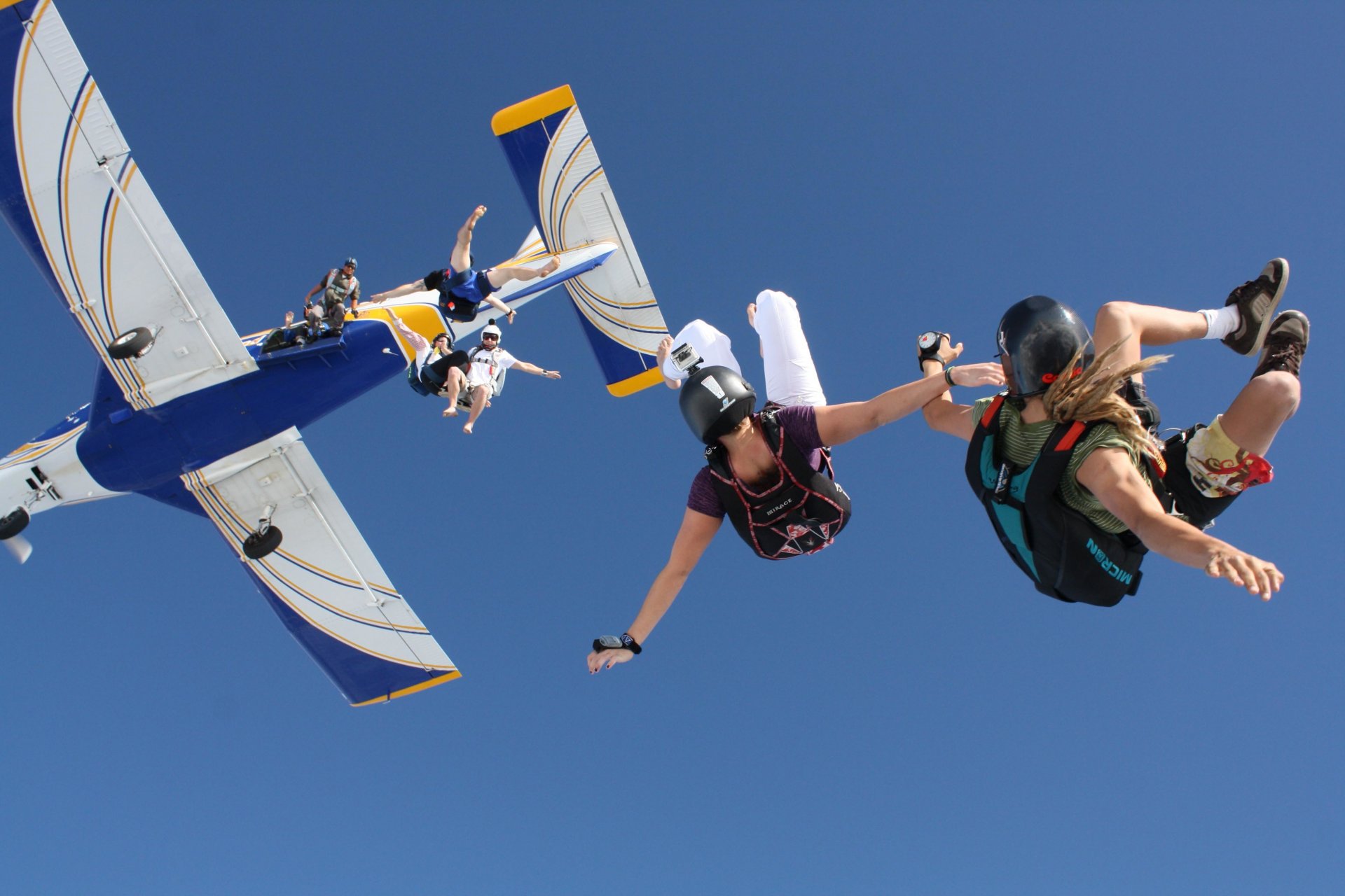 parachutistes parachutisme fly avion ciel casque caméra gopro conteneur parachute