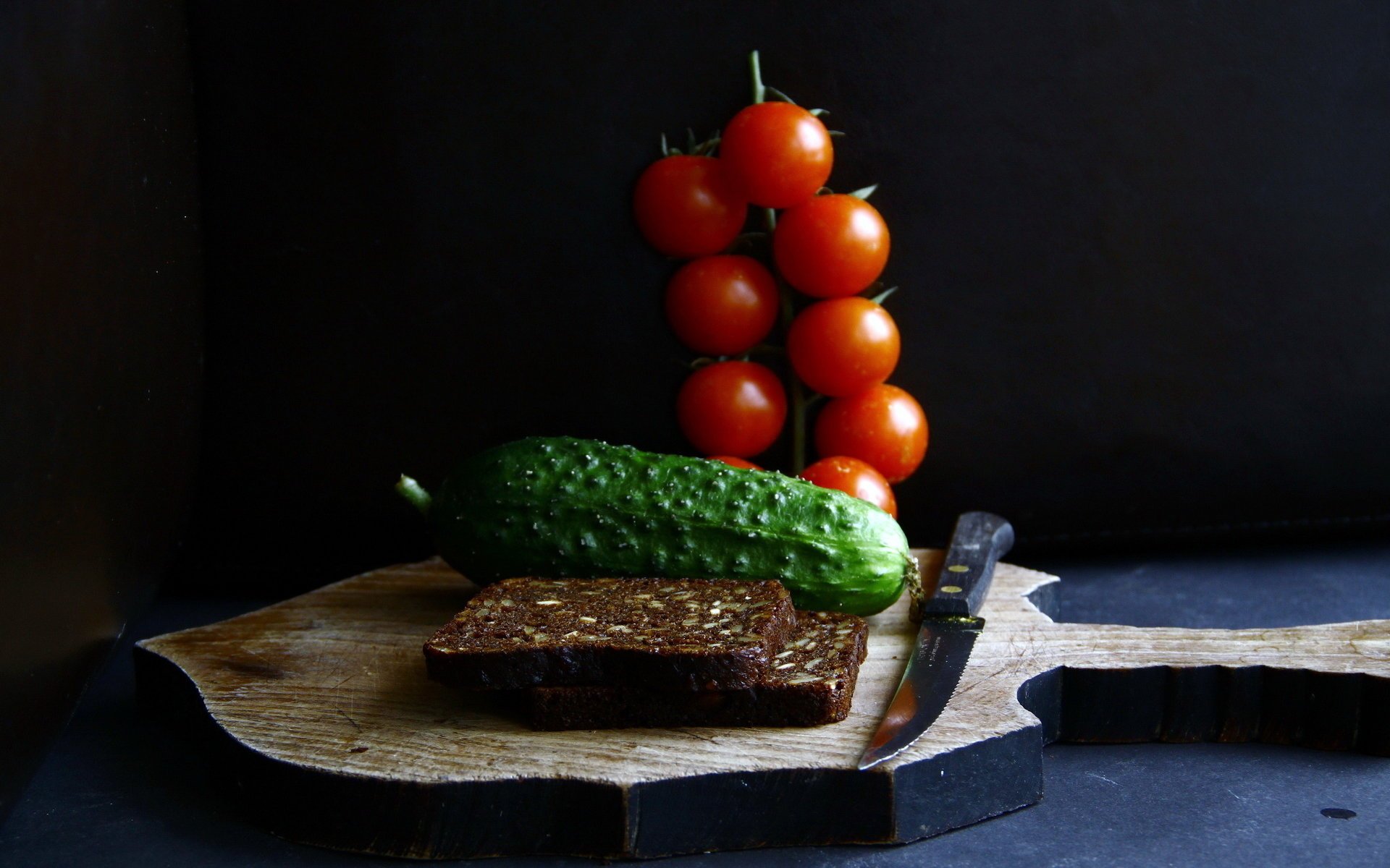 cibo pane pomodori coltello cetriolo