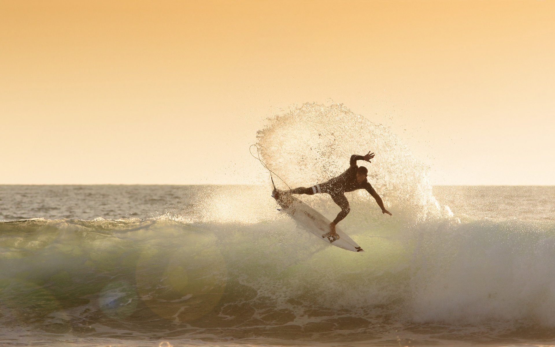 surfer surfbrett wellen spritzer meer horizont