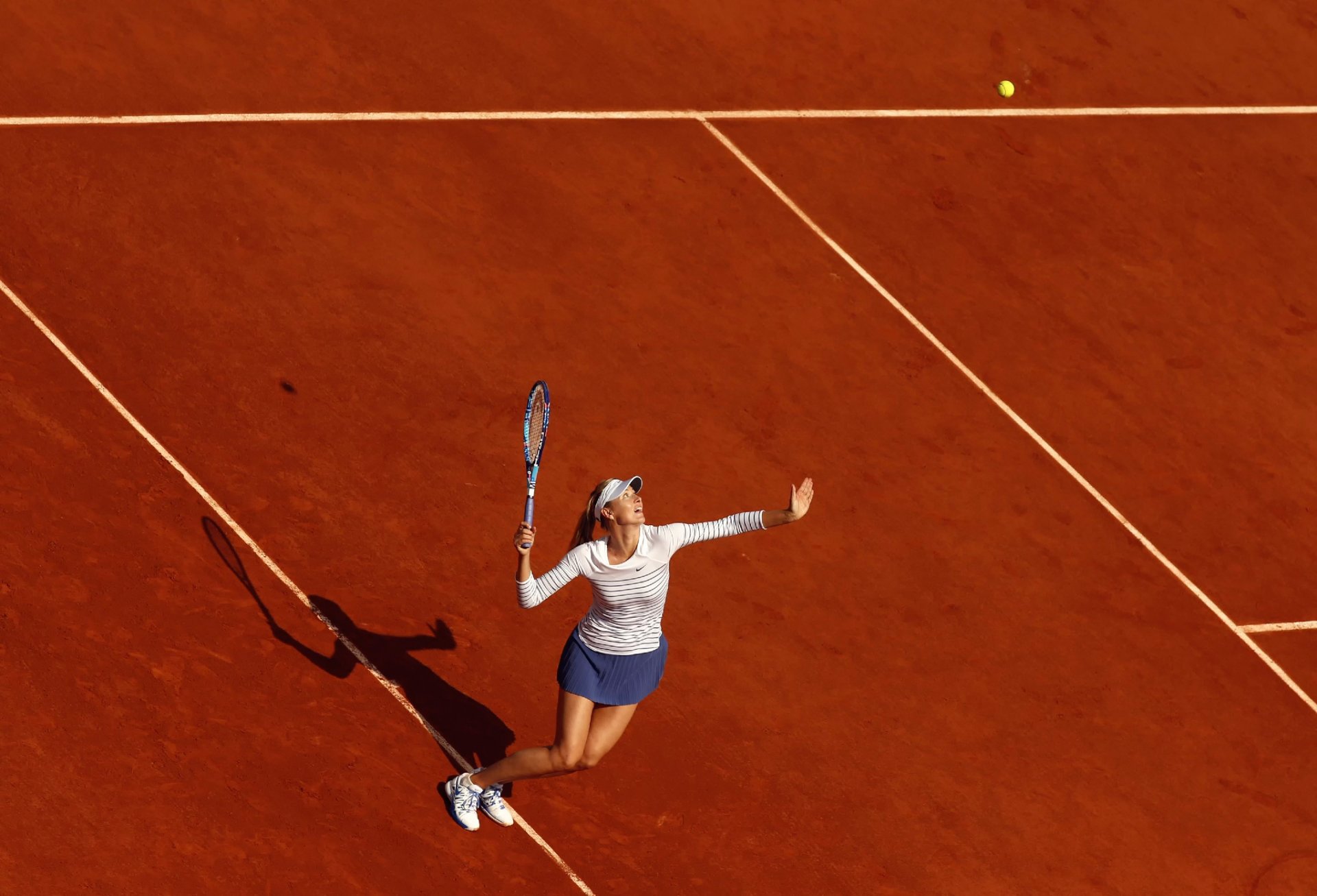 maria sharapova raqueta pelota cancha