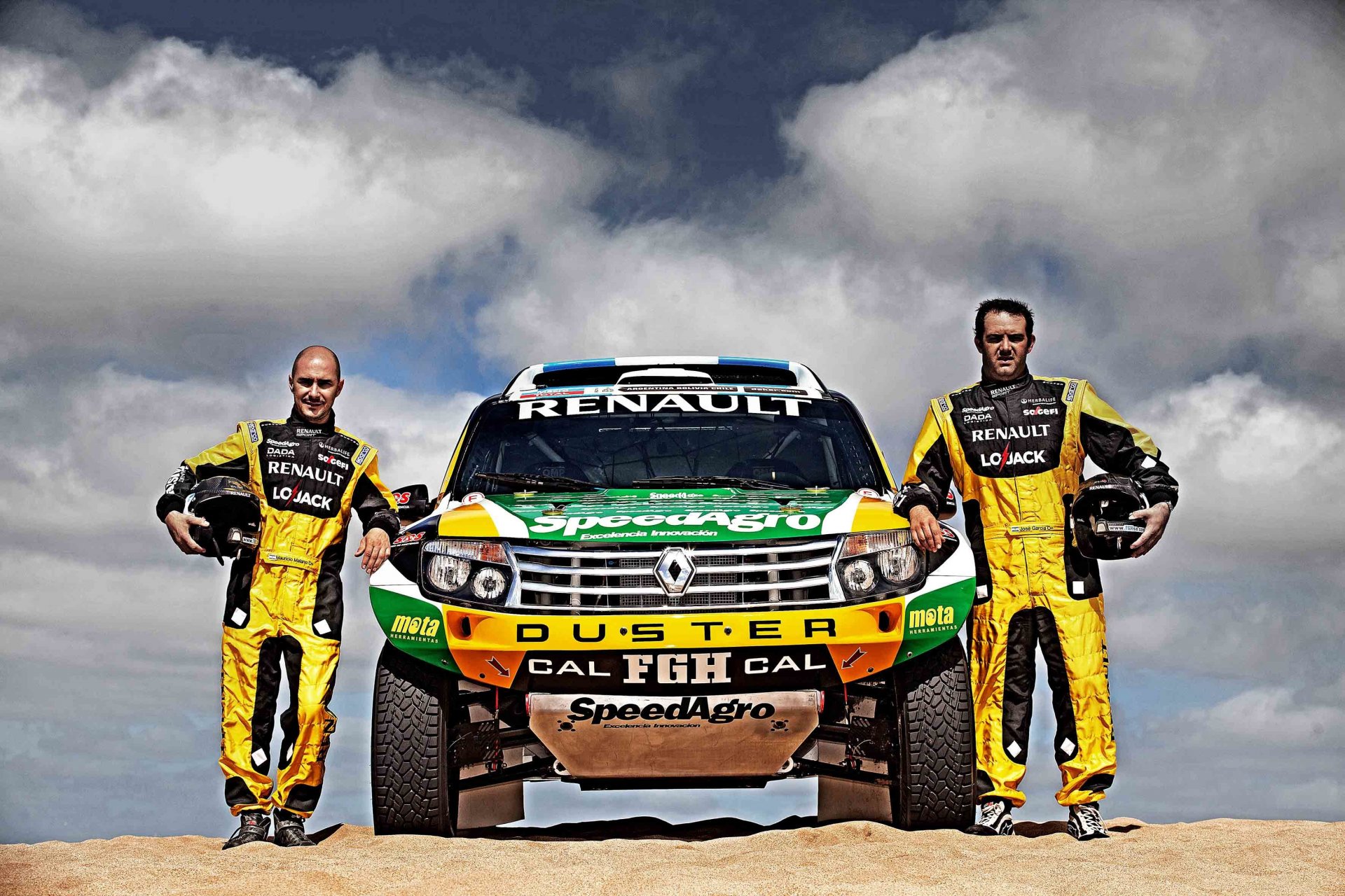 renault car machine dakar 2014 race rally sand front suv sports pilot navigator drivers two driver