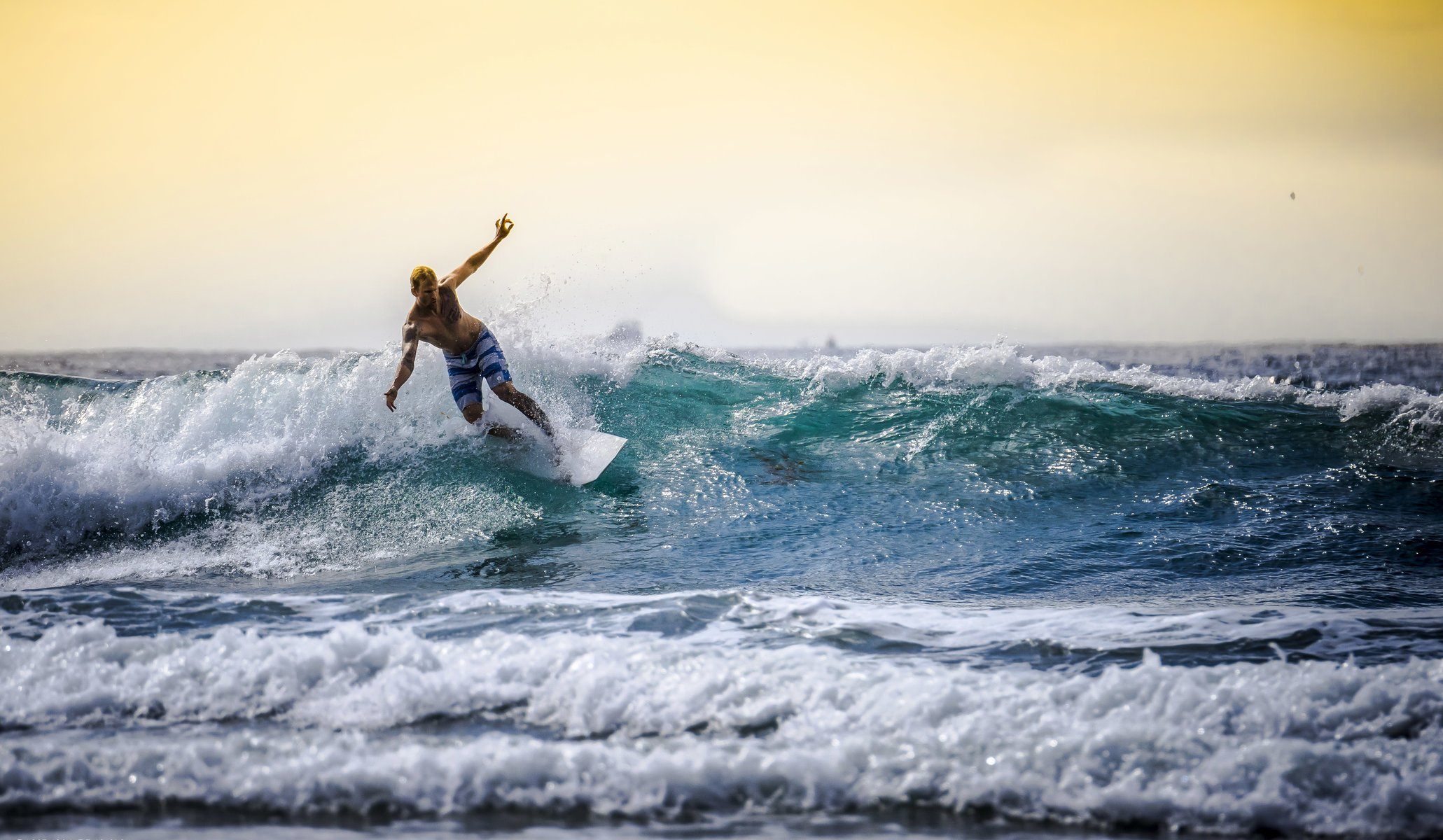 urfer surfing surfboards sea waves horizon sky