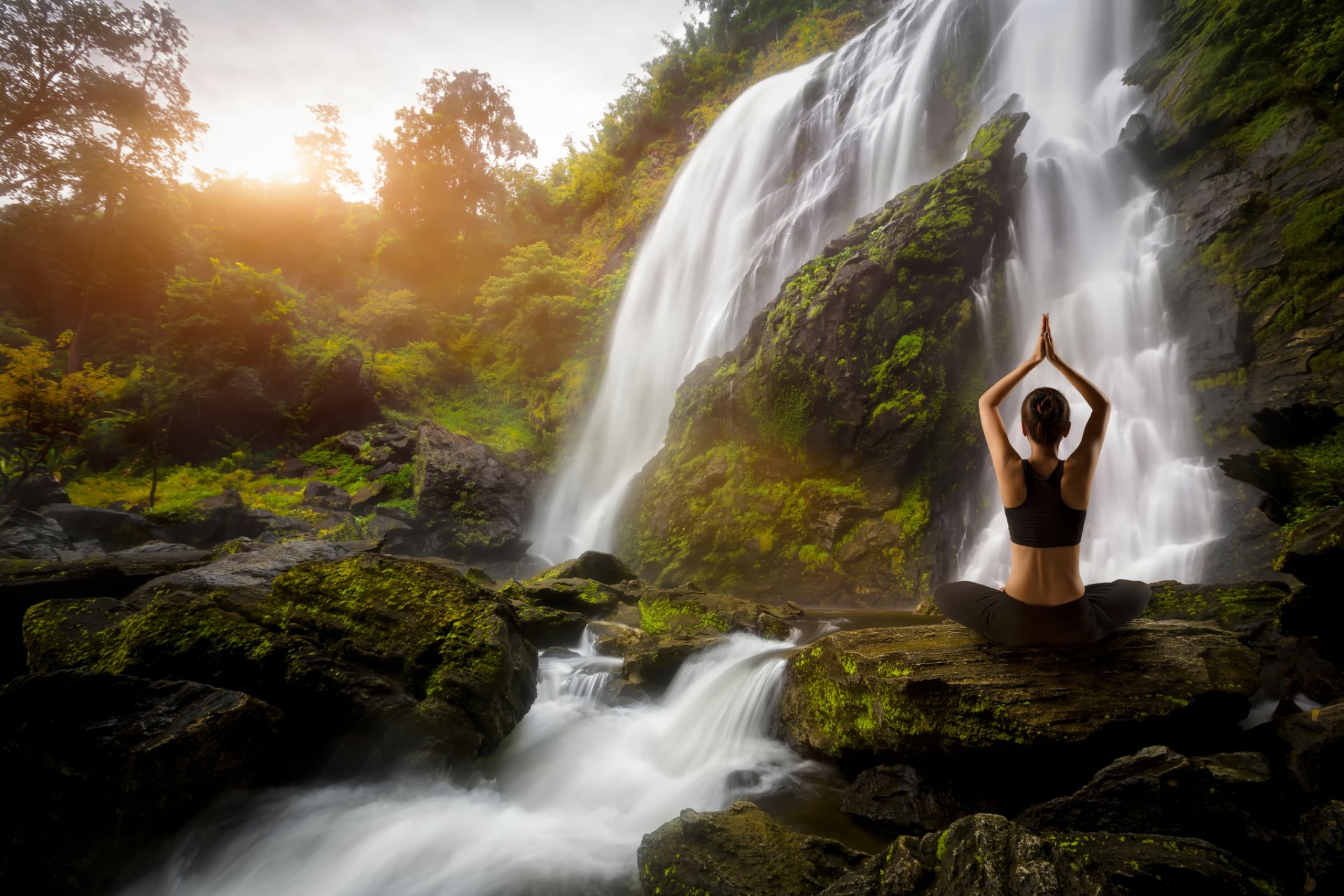 yoga ragazza cascata