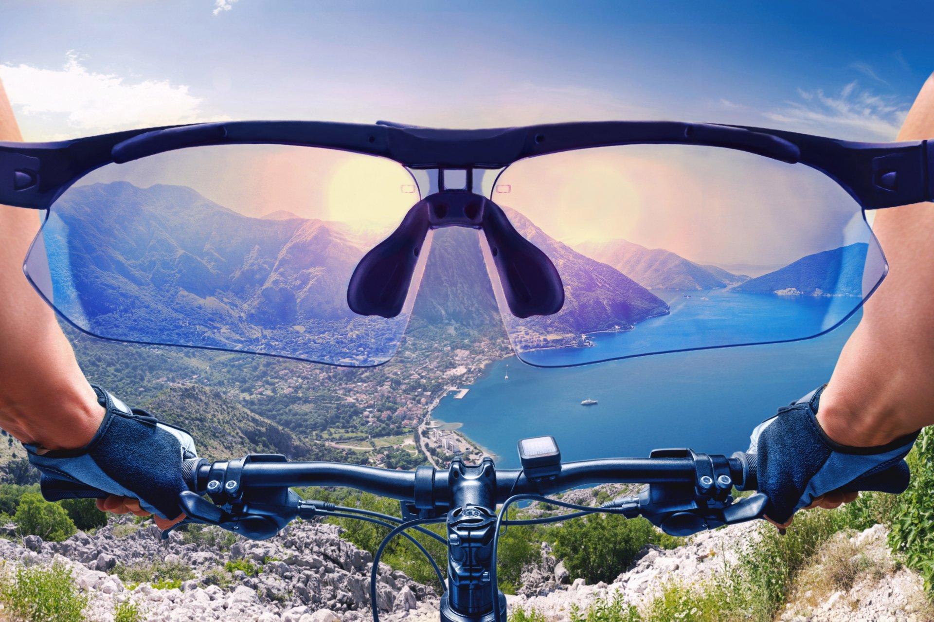 sport radfahren fahrrad ansicht von erste person radrennen ausrüstung helm sonnenbrille konzentration blick ziel racer sprung überwindung hindernisse extrem boden luft sonne berge schöner hintergrund reisen mein planet bokeh tapete