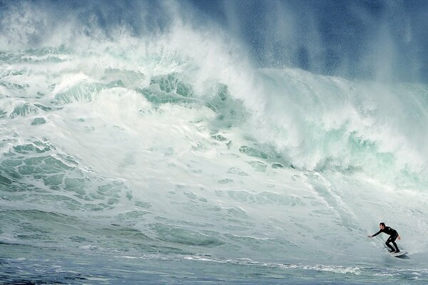 El hombre en el surf golpea la ola