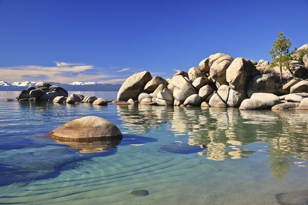 Hermoso paisaje con piedras en el lago Tahoe