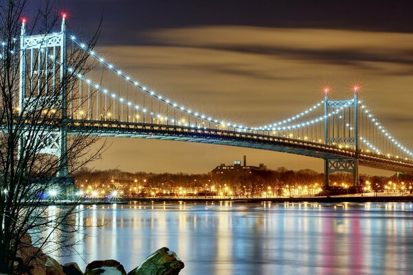 Ville de nuit avec pont et rivière