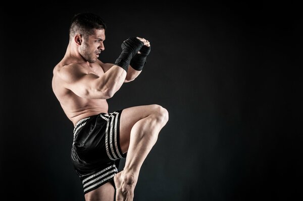 Un uomo con i guanti in una lezione di kickboxing