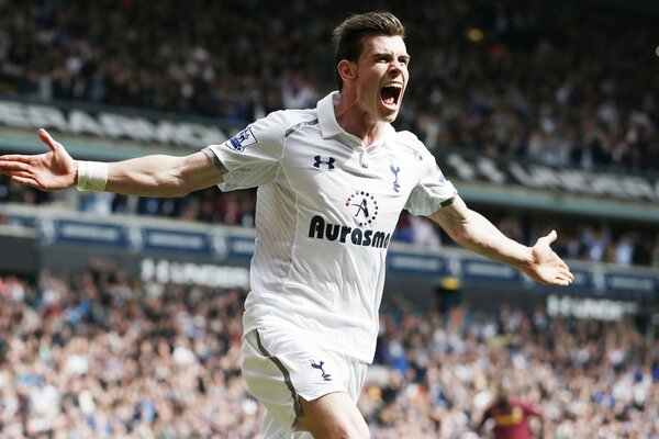 Tottenham anotó un gol en Gales en el fútbol