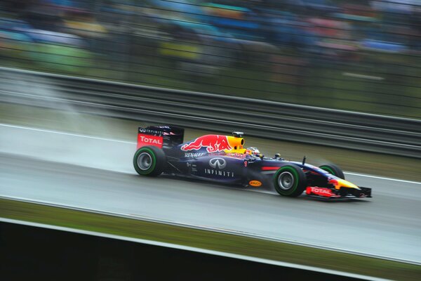 Voiture de course en mouvement sur le rond-point