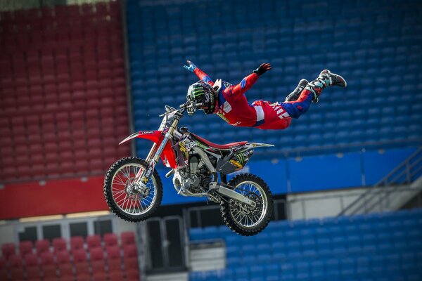 Moto voladora y motociclista en el aire