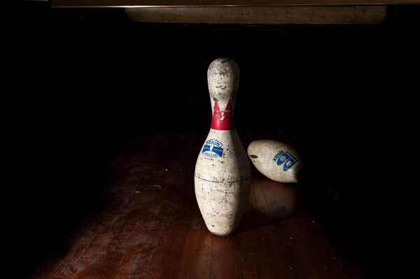 Bowling-Pins auf dunklem Hintergrund