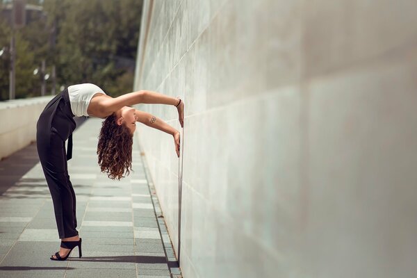 Chica muestra la danza con gracia