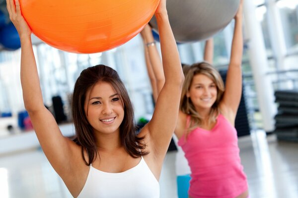 Übungen mit den Bällen der Freundin im Training