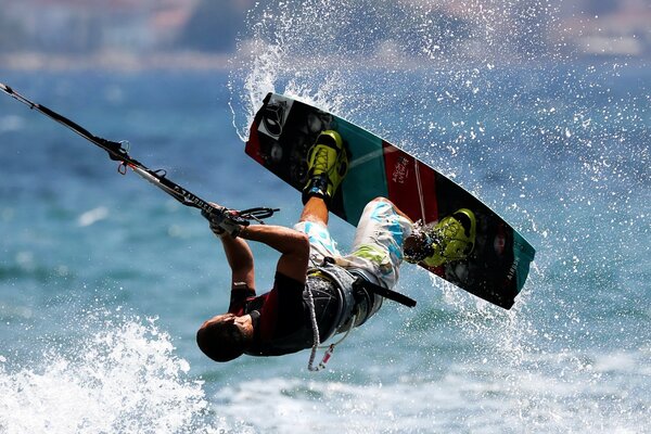 Hombre en una tabla de surf en movimiento