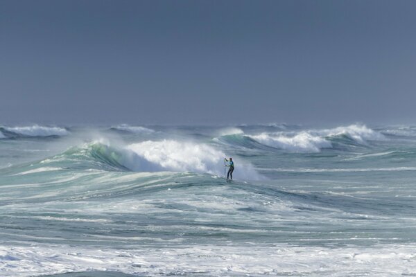 L homme roule sur les vagues de la mer