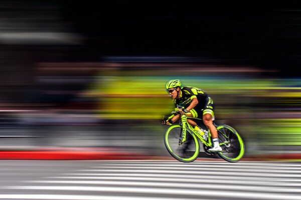 Sporstman auf einem Neon-Fahrrad nimmt am Rennen teil
