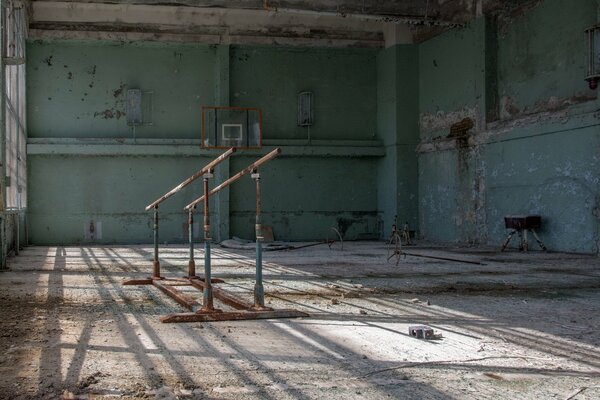 Verlassene Turnhalle Foto von Drehkreuzen. Drehkreuze Foto in der Turnhalle